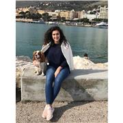 Studentessa che ha appena compiuto la maturità scientifica con 100